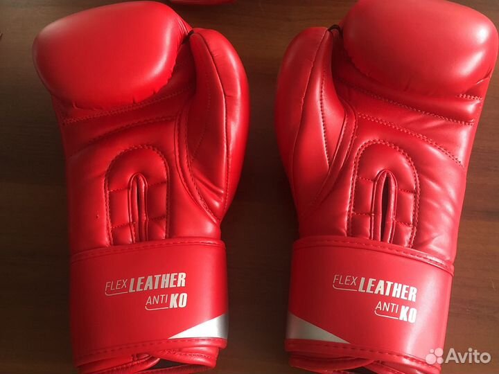 Перчатки и шлем для кикбоксинга