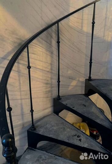 Лестница на металлокаркасе открытого типа