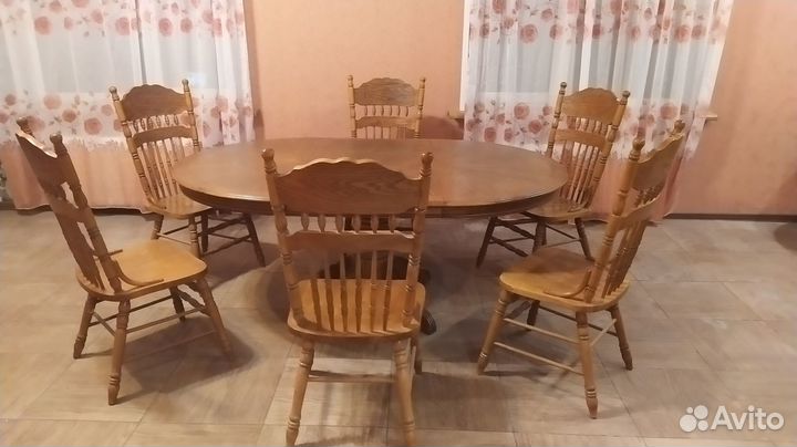 Стол и дубовые стулья
