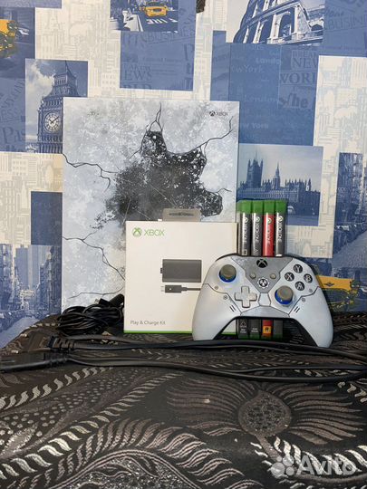 Xbox One X 1 тб (лимит.) + аккамулятор + 4 игры