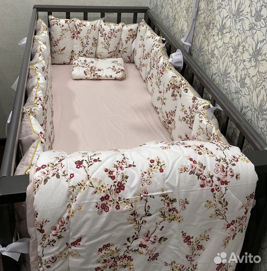 Бортики в детскую кроватку с одеялом