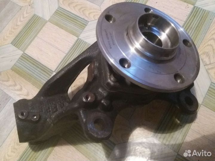 Повотный кулак на октавию а7 (левый)