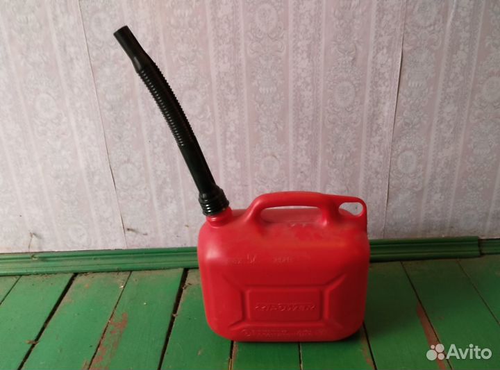 Воронки и канистра для топлива