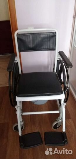 Комнатная коляска с санитарным оснащением