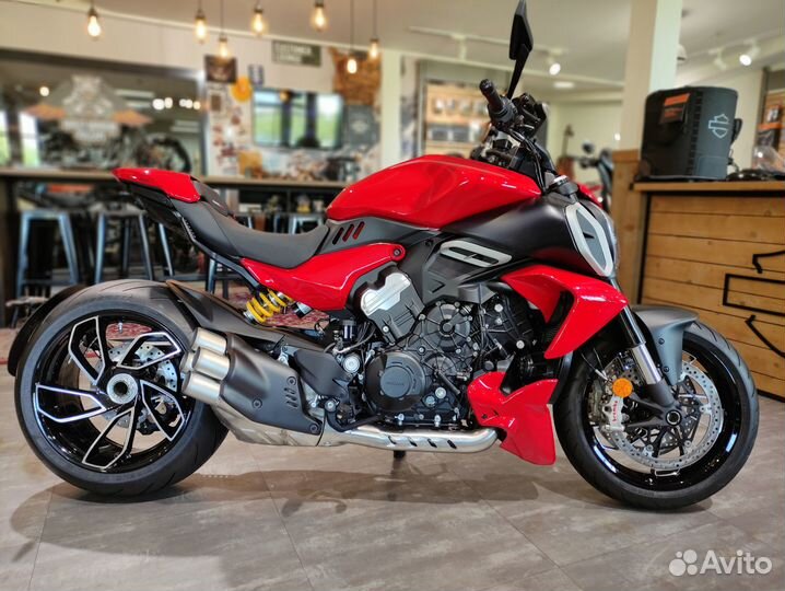 Ducati Diavel V4 (2023) RED