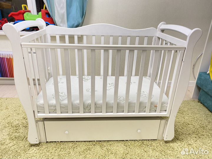 Детская кроватка с маятником
