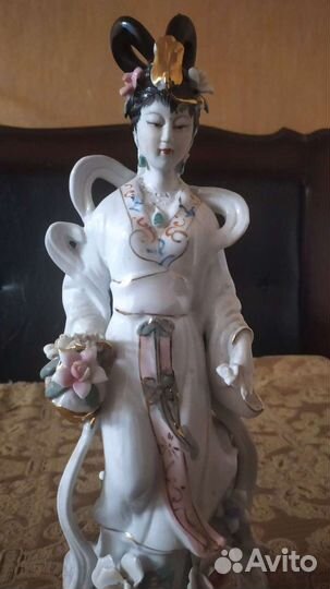 Статуэтка фарфор