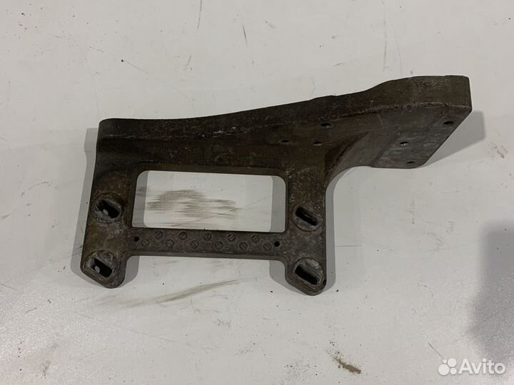 A9436662631 кронштейн нижней подножки правый MB Ac