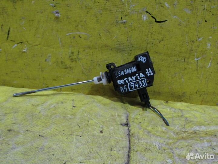 Замок лючка бензобака Skoda Octavia A5 11г 9433