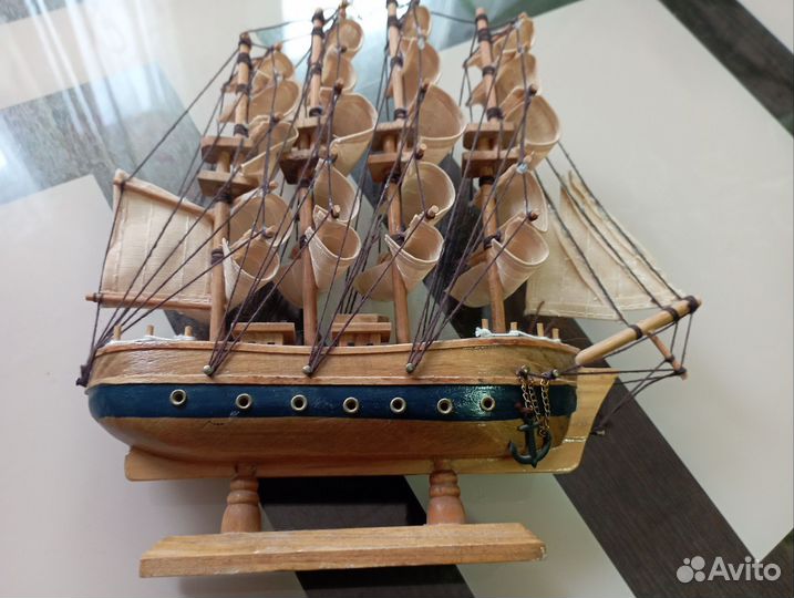 Модель парусника из дерева