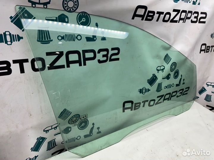 Стекло двери переднее правое Ford Focus 2 hwda