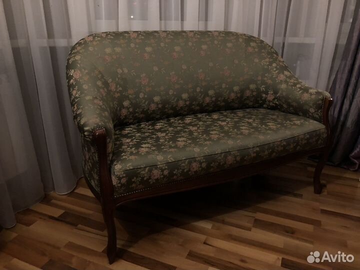 Диван в стиле ретро