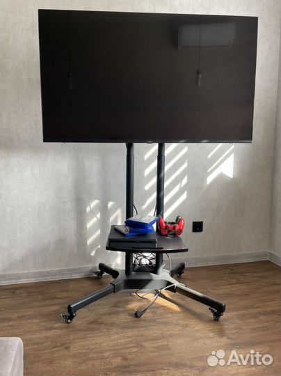 Стойка для телевизора на колесах