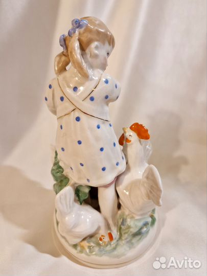 Фарфоровая статуэтка Девочкакормит кур