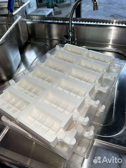 Формы силиконовые лапа,смайл.плитка,винт