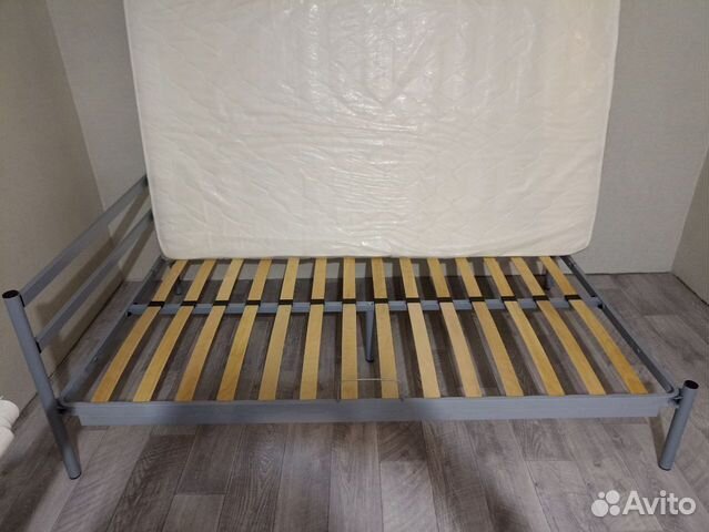 Металлическая кровать с матрасом