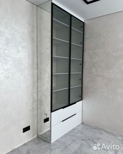 Зеркальный шкаф