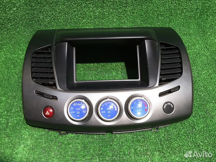 Накладка центральной консоли L200 блок климата