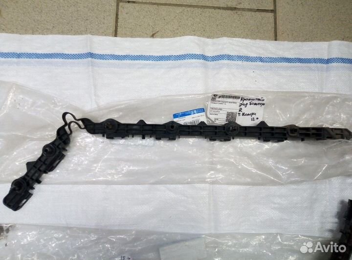 Кронштейн зад бампера лев и правы Toyota Camry V50