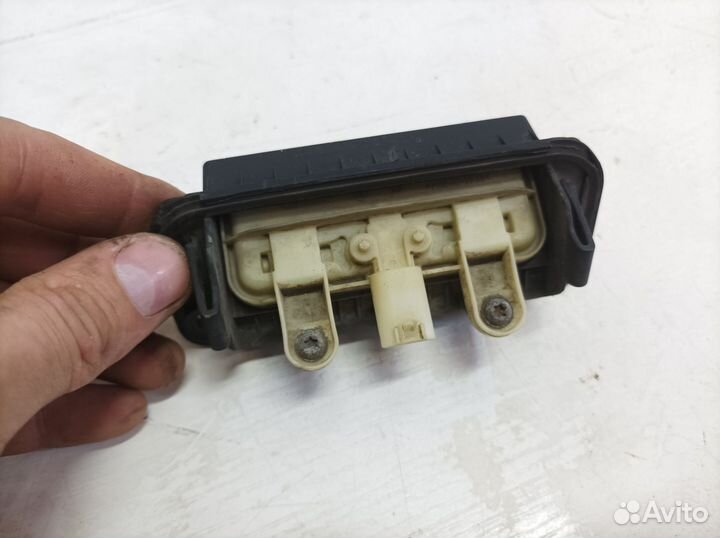 Кнопка крышки багажника Mercedes Benz W204