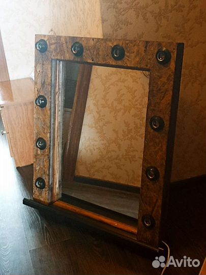 Зеркало с освещением в виде лампочек