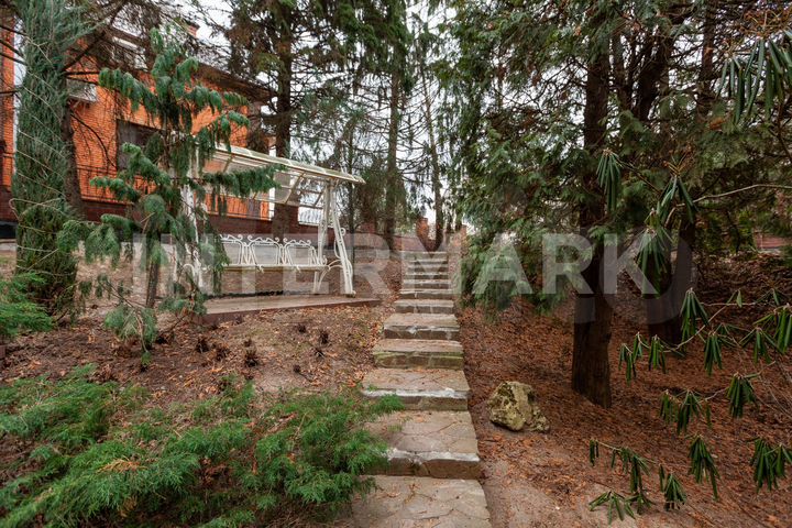 Дом 1100 м² на участке 15 сот.