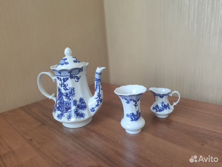 Сервиз: кувшин, молочник и ваза