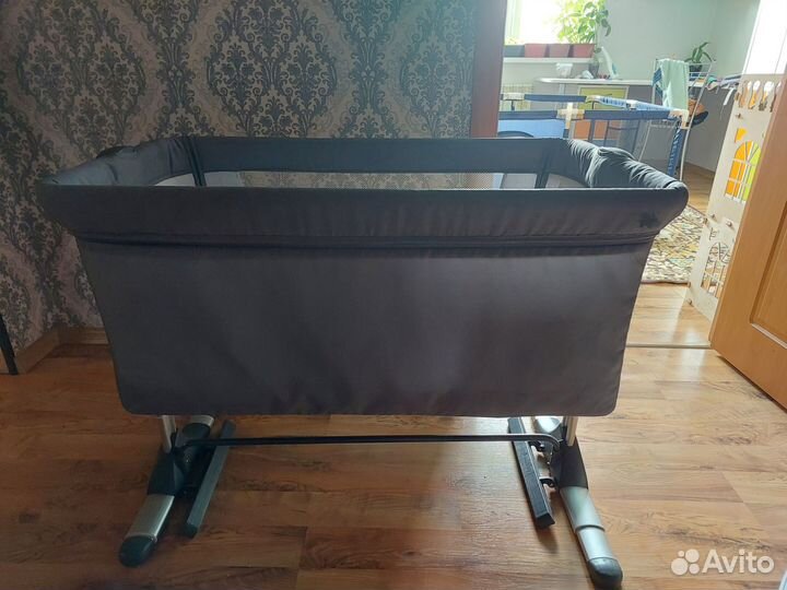 Детская кроватка с маятником