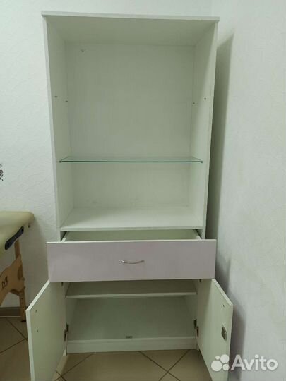 Шкаф с витриной
