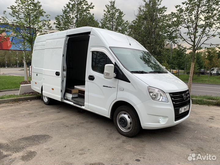 Водитель на личном грузовом автомобиле газель