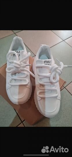 Женские кроссовки