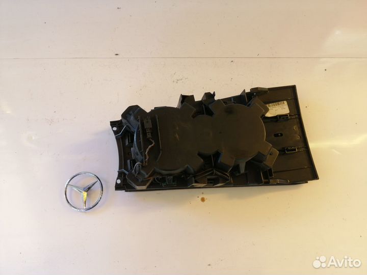 Подстаканник на центральной консоли Mercedes