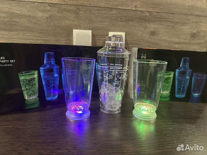 Шейкер и 2 стакана светящиеся