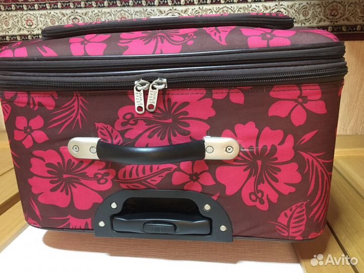 Чемодан на колесах реально большой