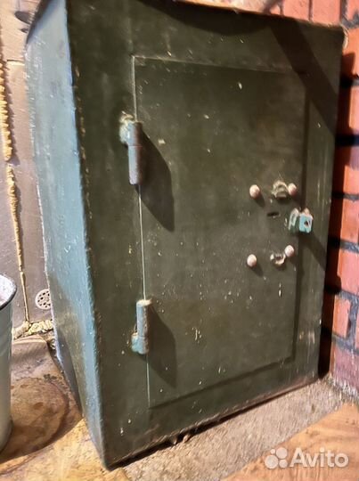 Сейф металлический