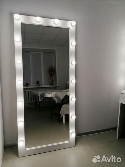 Гримерное зеркало с лампочками