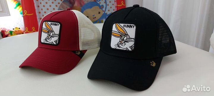 Кепка бейсболка сетка с мультяшным зайцем бордовая