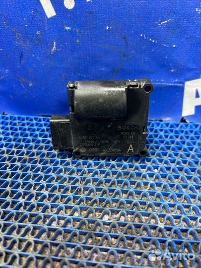 Моторчик заслонок отопителя Audi A6C6 седан 2005