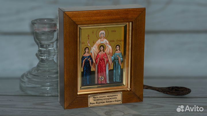 Икона Вера, Надежда, Любовь в киоте с покровом