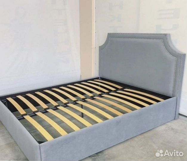 Белая кровать