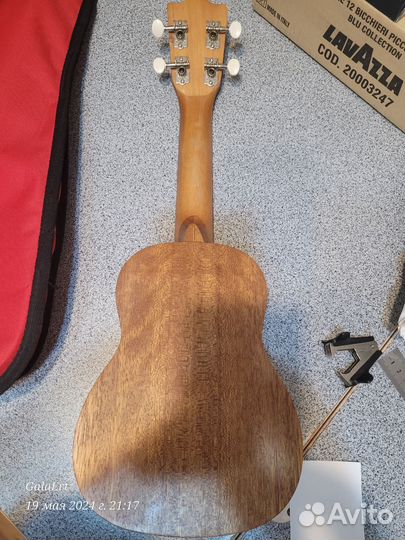 Укулеле в чехле