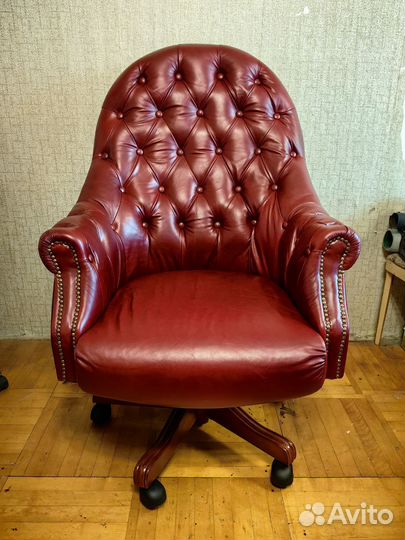 Кожаное кресло руководителя