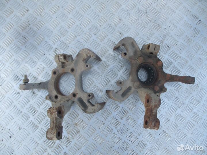 Кулак поворотный передний Dodge Caravan 2000г