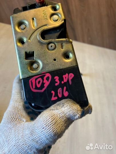 Замок двери задний правый Peugeot 206 KFW 2006