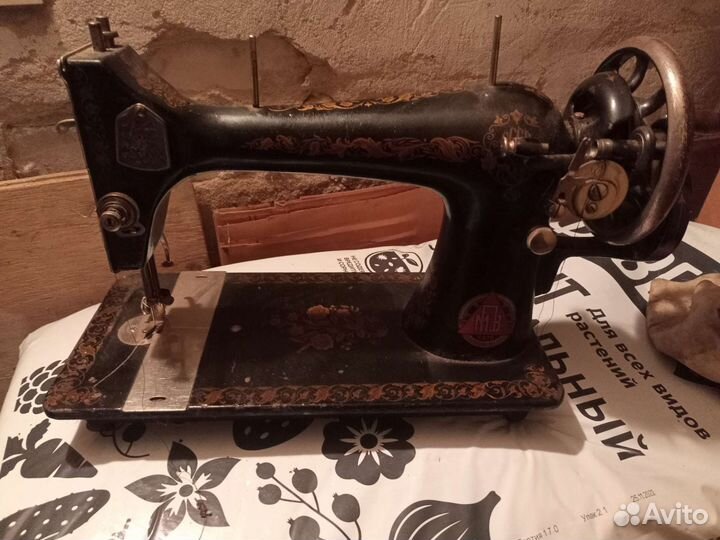 Старинная швейная машина
