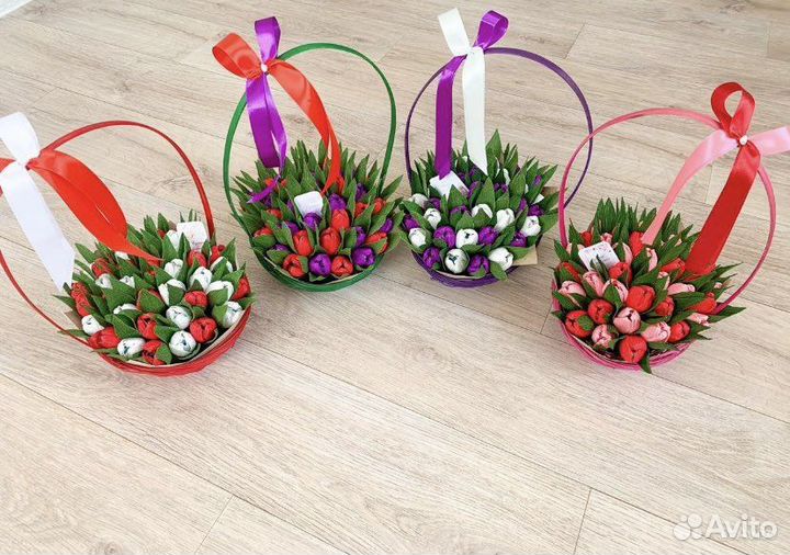Букет из сладких тюльпанов в корзинке