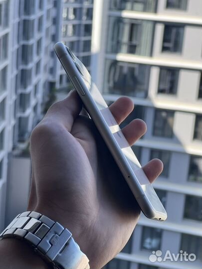 Телефон iPhone 11