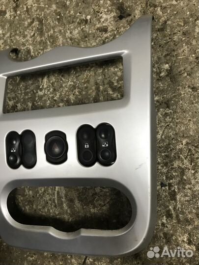 Центральная консоль торпеды Renault Logan 1