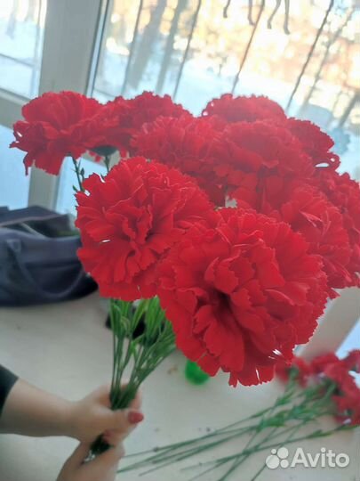 Искусственные цветы на кладбище