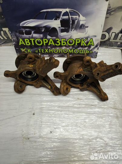 Правый поворотный кулак Nissan Almera N15